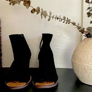 black toms pumps